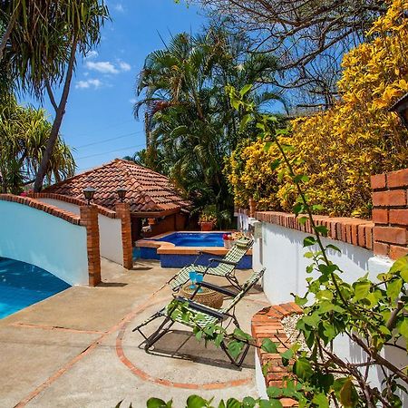 Hotel M&M Casa Blanca Playa Ocotal エクステリア 写真
