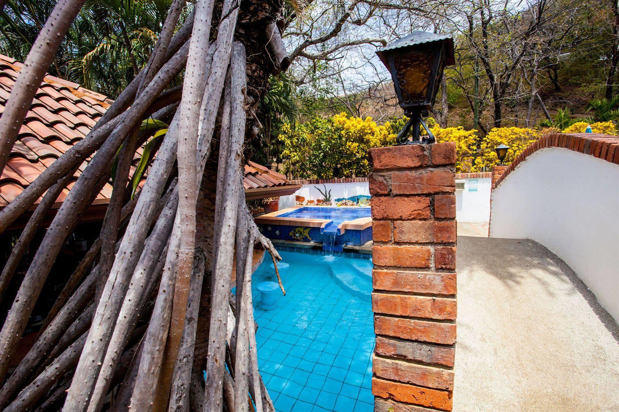 Hotel M&M Casa Blanca Playa Ocotal エクステリア 写真