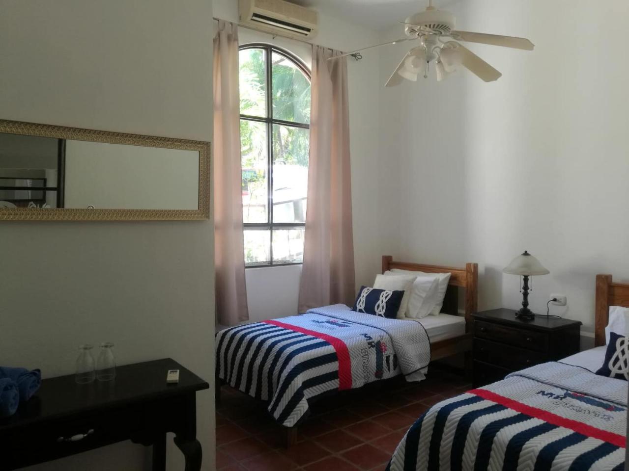 Hotel M&M Casa Blanca Playa Ocotal エクステリア 写真