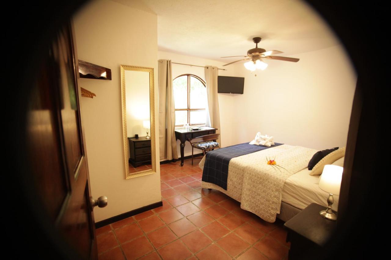 Hotel M&M Casa Blanca Playa Ocotal エクステリア 写真