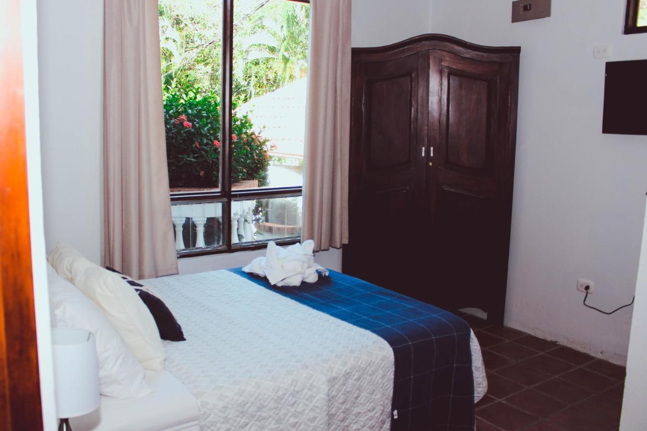 Hotel M&M Casa Blanca Playa Ocotal エクステリア 写真
